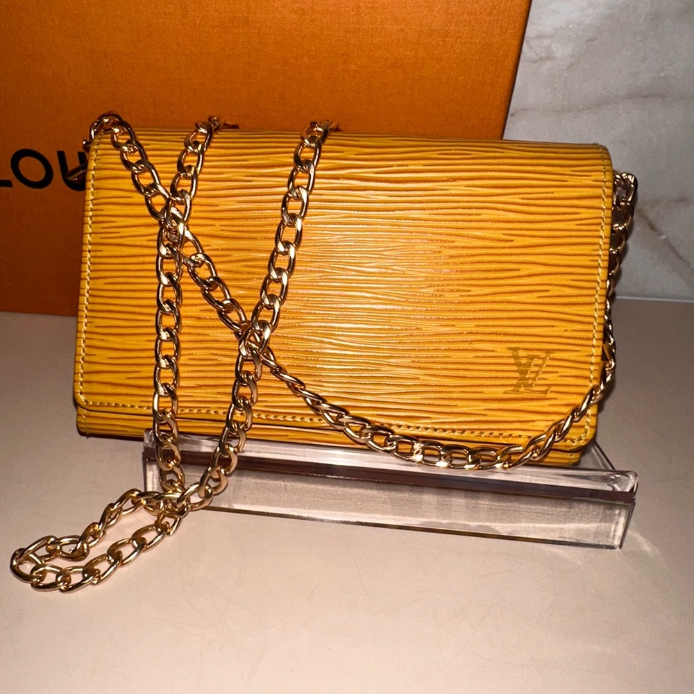 ❤️‍🔥Louis Vuitton Yellow Epi Wallet on a Chain-AUTHENTIC